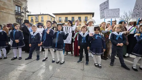 Los estudiantes del Colegio de Las Anejas cerraron su Semana Cultural con una actividad singular: una recreación histórica dedicada a Antoni Gaudí, con motivo del centenario del arquitecto. Foto: Fundos.