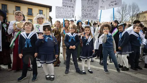 Los estudiantes del Colegio de Las Anejas cerraron su Semana Cultural con una actividad singular: una recreación histórica dedicada a Antoni Gaudí, con motivo del centenario del arquitecto. Foto: Fundos.
