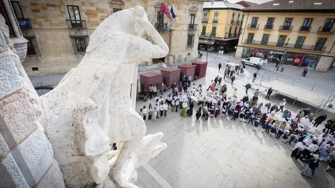 Los estudiantes del Colegio de Las Anejas cerraron su Semana Cultural con una actividad singular: una recreación histórica dedicada a Antoni Gaudí, con motivo del centenario del arquitecto. Foto: Fundos.