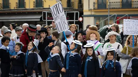 Los estudiantes del Colegio de Las Anejas cerraron su Semana Cultural con una actividad singular: una recreación histórica dedicada a Antoni Gaudí, con motivo del centenario del arquitecto. Foto: Fundos.