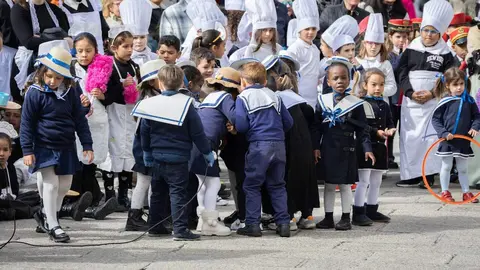 Los estudiantes del Colegio de Las Anejas cerraron su Semana Cultural con una actividad singular: una recreación histórica dedicada a Antoni Gaudí, con motivo del centenario del arquitecto. Foto: Fundos.