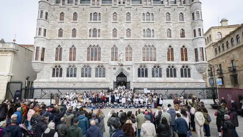 Los estudiantes del Colegio de Las Anejas cerraron su Semana Cultural con una actividad singular: una recreación histórica dedicada a Antoni Gaudí, con motivo del centenario del arquitecto. Foto: Fundos.