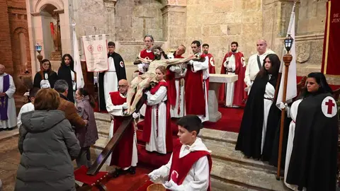 Ciudad Rodrigo despliega durante su Semana Santa uno de los espectáculos más sobrecogedores del calendario nacional. Entre murallas centenarias, calles empedradas y edificios históricos, esta celebración se convierte en una experiencia sensorial y espiritual incomparable.