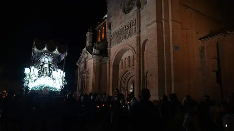 Ciudad Rodrigo despliega durante su Semana Santa uno de los espectáculos más sobrecogedores del calendario nacional. Entre murallas centenarias, calles empedradas y edificios históricos, esta celebración se convierte en una experiencia sensorial y espiritual incomparable.