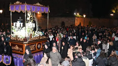 Ciudad Rodrigo despliega durante su Semana Santa uno de los espectáculos más sobrecogedores del calendario nacional. Entre murallas centenarias, calles empedradas y edificios históricos, esta celebración se convierte en una experiencia sensorial y espiritual incomparable.
