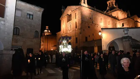 Ciudad Rodrigo despliega durante su Semana Santa uno de los espectáculos más sobrecogedores del calendario nacional. Entre murallas centenarias, calles empedradas y edificios históricos, esta celebración se convierte en una experiencia sensorial y espiritual incomparable.