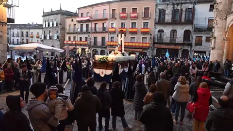 Ciudad Rodrigo despliega durante su Semana Santa uno de los espectáculos más sobrecogedores del calendario nacional. Entre murallas centenarias, calles empedradas y edificios históricos, esta celebración se convierte en una experiencia sensorial y espiritual incomparable.