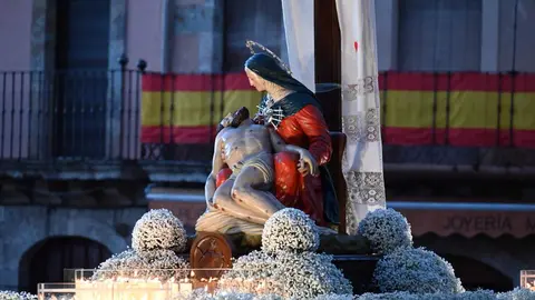 Ciudad Rodrigo despliega durante su Semana Santa uno de los espectáculos más sobrecogedores del calendario nacional. Entre murallas centenarias, calles empedradas y edificios históricos, esta celebración se convierte en una experiencia sensorial y espiritual incomparable.
