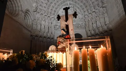 Ciudad Rodrigo despliega durante su Semana Santa uno de los espectáculos más sobrecogedores del calendario nacional. Entre murallas centenarias, calles empedradas y edificios históricos, esta celebración se convierte en una experiencia sensorial y espiritual incomparable.