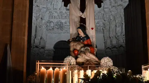 Ciudad Rodrigo despliega durante su Semana Santa uno de los espectáculos más sobrecogedores del calendario nacional. Entre murallas centenarias, calles empedradas y edificios históricos, esta celebración se convierte en una experiencia sensorial y espiritual incomparable.