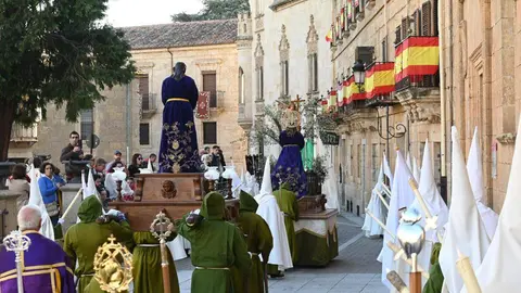 Ciudad Rodrigo despliega durante su Semana Santa uno de los espectáculos más sobrecogedores del calendario nacional. Entre murallas centenarias, calles empedradas y edificios históricos, esta celebración se convierte en una experiencia sensorial y espiritual incomparable.