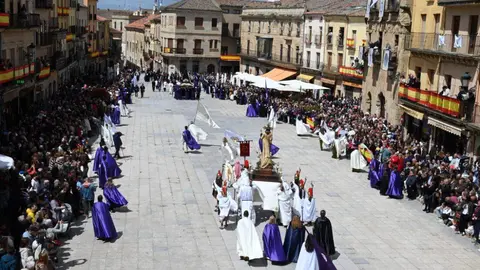 Ciudad Rodrigo despliega durante su Semana Santa uno de los espectáculos más sobrecogedores del calendario nacional. Entre murallas centenarias, calles empedradas y edificios históricos, esta celebración se convierte en una experiencia sensorial y espiritual incomparable.