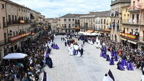 Ciudad Rodrigo despliega durante su Semana Santa uno de los espectáculos más sobrecogedores del calendario nacional. Entre murallas centenarias, calles empedradas y edificios históricos, esta celebración se convierte en una experiencia sensorial y espiritual incomparable.