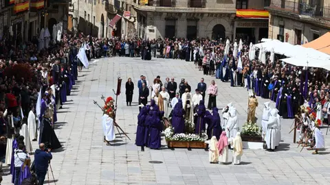 Ciudad Rodrigo despliega durante su Semana Santa uno de los espectáculos más sobrecogedores del calendario nacional. Entre murallas centenarias, calles empedradas y edificios históricos, esta celebración se convierte en una experiencia sensorial y espiritual incomparable.