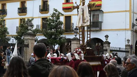 Ciudad Rodrigo despliega durante su Semana Santa uno de los espectáculos más sobrecogedores del calendario nacional. Entre murallas centenarias, calles empedradas y edificios históricos, esta celebración se convierte en una experiencia sensorial y espiritual incomparable.