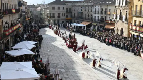 Ciudad Rodrigo despliega durante su Semana Santa uno de los espectáculos más sobrecogedores del calendario nacional. Entre murallas centenarias, calles empedradas y edificios históricos, esta celebración se convierte en una experiencia sensorial y espiritual incomparable.