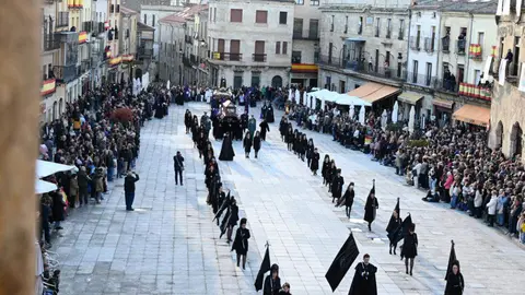 Ciudad Rodrigo despliega durante su Semana Santa uno de los espectáculos más sobrecogedores del calendario nacional. Entre murallas centenarias, calles empedradas y edificios históricos, esta celebración se convierte en una experiencia sensorial y espiritual incomparable.