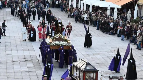 Ciudad Rodrigo despliega durante su Semana Santa uno de los espectáculos más sobrecogedores del calendario nacional. Entre murallas centenarias, calles empedradas y edificios históricos, esta celebración se convierte en una experiencia sensorial y espiritual incomparable.
