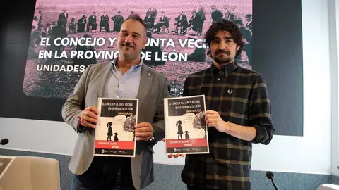 El diputado de Cultura, Arte y Patrimonio, Emilio Martínez Morán, y el coordinador de Proyectos del ILC, Emilio Gancedo, presentan las unidades didácticas sobre el concejo y la junta vecinal. Foto: Peio García.