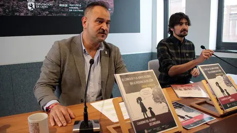 El diputado de Cultura, Arte y Patrimonio, Emilio Martínez Morán, y el coordinador de Proyectos del ILC, Emilio Gancedo, presentan las unidades didácticas sobre el concejo y la junta vecinal. Foto: Peio García.
