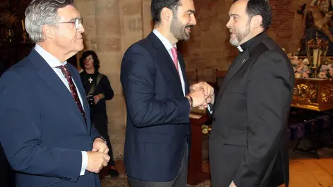 El alcalde, José Antonio Díez, el presidente en funciones de las Cortes, Carlos Pollán y el consejero en funciones, Juan Carlos Suérez Quiñones asisten al acto de entrega de la distinción de Personaje Singular de la Semana Santa de León a Manuel Fláker. Foto: Peio García.