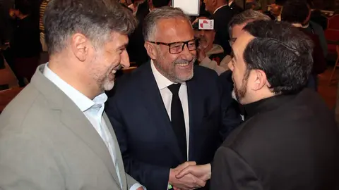 El alcalde, José Antonio Díez, el presidente en funciones de las Cortes, Carlos Pollán y el consejero en funciones, Juan Carlos Suérez Quiñones asisten al acto de entrega de la distinción de Personaje Singular de la Semana Santa de León a Manuel Fláker. Foto: Peio García.