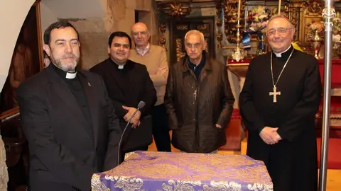 El alcalde, José Antonio Díez, el presidente en funciones de las Cortes, Carlos Pollán y el consejero en funciones, Juan Carlos Suérez Quiñones asisten al acto de entrega de la distinción de Personaje Singular de la Semana Santa de León a Manuel Fláker. Foto: Peio García.