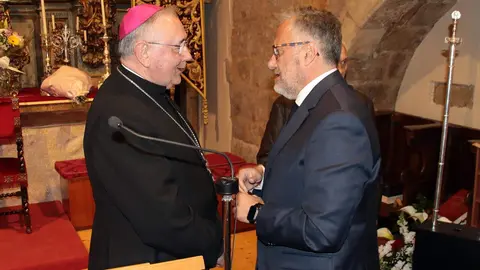 El alcalde, José Antonio Díez, el presidente en funciones de las Cortes, Carlos Pollán y el consejero en funciones, Juan Carlos Suérez Quiñones asisten al acto de entrega de la distinción de Personaje Singular de la Semana Santa de León a Manuel Fláker. Foto: Peio García.
