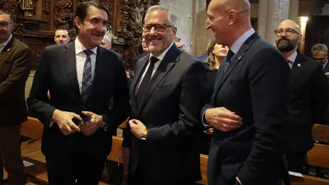 El alcalde, José Antonio Díez, el presidente en funciones de las Cortes, Carlos Pollán y el consejero en funciones, Juan Carlos Suérez Quiñones asisten al acto de entrega de la distinción de Personaje Singular de la Semana Santa de León a Manuel Fláker. Foto: Peio García.