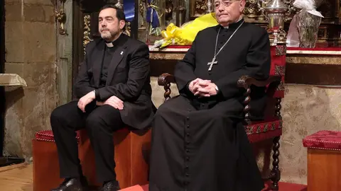 El alcalde, José Antonio Díez, el presidente en funciones de las Cortes, Carlos Pollán y el consejero en funciones, Juan Carlos Suérez Quiñones asisten al acto de entrega de la distinción de Personaje Singular de la Semana Santa de León a Manuel Fláker. Foto: Peio García.