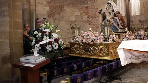 El alcalde, José Antonio Díez, el presidente en funciones de las Cortes, Carlos Pollán y el consejero en funciones, Juan Carlos Suérez Quiñones asisten al acto de entrega de la distinción de Personaje Singular de la Semana Santa de León a Manuel Fláker. Foto: Peio García.