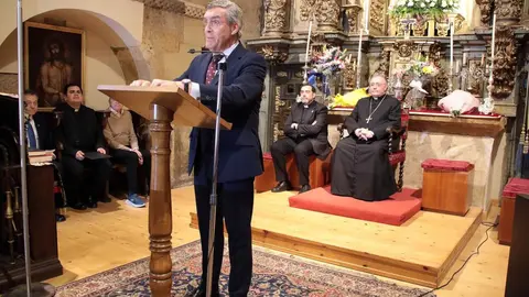 El alcalde, José Antonio Díez, el presidente en funciones de las Cortes, Carlos Pollán y el consejero en funciones, Juan Carlos Suérez Quiñones asisten al acto de entrega de la distinción de Personaje Singular de la Semana Santa de León a Manuel Fláker. Foto: Peio García.