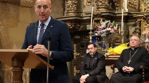 El alcalde, José Antonio Díez, el presidente en funciones de las Cortes, Carlos Pollán y el consejero en funciones, Juan Carlos Suérez Quiñones asisten al acto de entrega de la distinción de Personaje Singular de la Semana Santa de León a Manuel Fláker. Foto: Peio García.