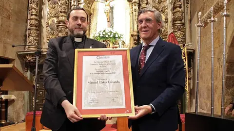 El alcalde, José Antonio Díez, el presidente en funciones de las Cortes, Carlos Pollán y el consejero en funciones, Juan Carlos Suérez Quiñones asisten al acto de entrega de la distinción de Personaje Singular de la Semana Santa de León a Manuel Fláker. Foto: Peio García.