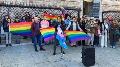 Awen LGTBI+ León organiza una concentración de rechazo a la agresión sufrida por una joven trans en un establecimiento hostelero de La Bañeza. Fotos: Peio García
