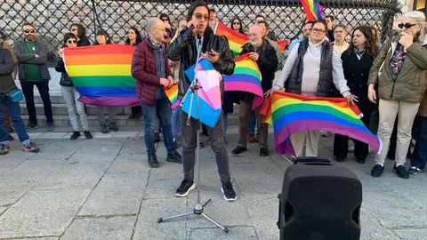 Awen LGTBI+ León organiza una concentración de rechazo a la agresión sufrida por una joven trans en un establecimiento hostelero de La Bañeza. Fotos: A.F. Reca