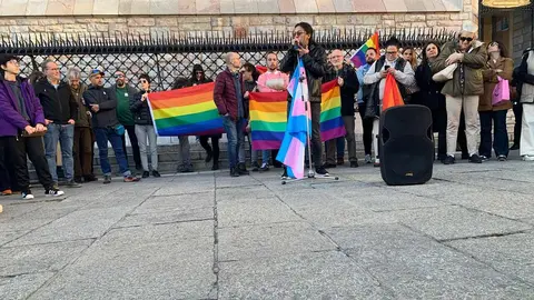 Awen LGTBI+ León organiza una concentración de rechazo a la agresión sufrida por una joven trans en un establecimiento hostelero de La Bañeza. Fotos: A.F. Reca