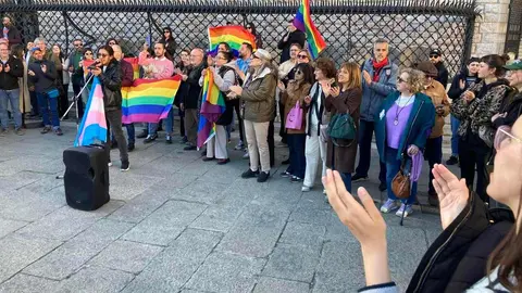 Awen LGTBI+ León organiza una concentración de rechazo a la agresión sufrida por una joven trans en un establecimiento hostelero de La Bañeza. Fotos: Peio García