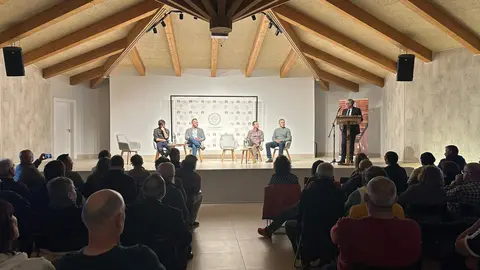 El delegado territorial de la Junta en León, Eduardo Diego, inauguró la mesa redonda ‘Carpintería de armar en la Vía de la Plata’, un encuentro organizado en el Centro de Interpretación de Valcabado del Páramo que reunió a expertos, investigadores y representantes institucionales.