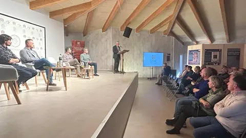 El delegado territorial de la Junta en León, Eduardo Diego, inauguró la mesa redonda ‘Carpintería de armar en la Vía de la Plata’, un encuentro organizado en el Centro de Interpretación de Valcabado del Páramo que reunió a expertos, investigadores y representantes institucionales.