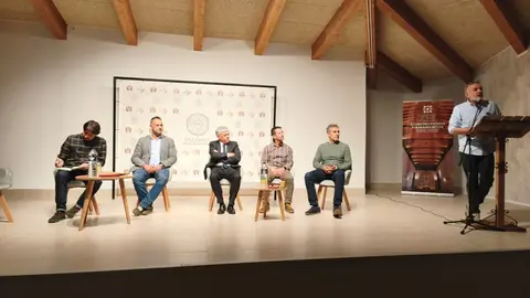 El delegado territorial de la Junta en León, Eduardo Diego, inauguró la mesa redonda ‘Carpintería de armar en la Vía de la Plata’, un encuentro organizado en el Centro de Interpretación de Valcabado del Páramo que reunió a expertos, investigadores y representantes institucionales.
