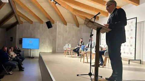 El delegado territorial de la Junta en León, Eduardo Diego, inauguró la mesa redonda ‘Carpintería de armar en la Vía de la Plata’, un encuentro organizado en el Centro de Interpretación de Valcabado del Páramo que reunió a expertos, investigadores y representantes institucionales.