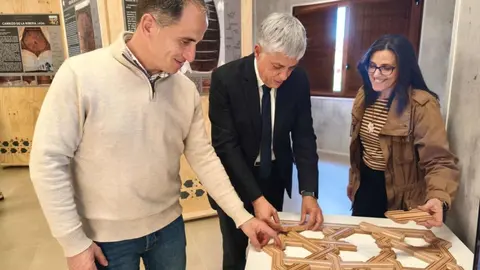 El delegado territorial de la Junta en León, Eduardo Diego, inauguró la mesa redonda ‘Carpintería de armar en la Vía de la Plata’, un encuentro organizado en el Centro de Interpretación de Valcabado del Páramo que reunió a expertos, investigadores y representantes institucionales.