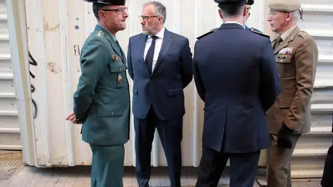 El presidente de las Cortes de Castilla y León en funciones, Carlos Pollán, el alcalde de la capital, José Antonio Diez, y el consejero en funciones de Medio Ambiente, Vivienda y Ordenación del Territorio, Juan Carlos Suárez-Quiñones, asisten a la procesión del Viernes de Dolores en León. Fotos: Peio García