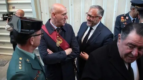 El presidente de las Cortes de Castilla y León en funciones, Carlos Pollán, el alcalde de la capital, José Antonio Diez, y el consejero en funciones de Medio Ambiente, Vivienda y Ordenación del Territorio, Juan Carlos Suárez-Quiñones, asisten a la procesión del Viernes de Dolores en León. Fotos: Peio García