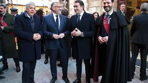 El presidente de las Cortes de Castilla y León en funciones, Carlos Pollán, el alcalde de la capital, José Antonio Diez, y el consejero en funciones de Medio Ambiente, Vivienda y Ordenación del Territorio, Juan Carlos Suárez-Quiñones, asisten a la procesión del Viernes de Dolores en León. Fotos: Peio García