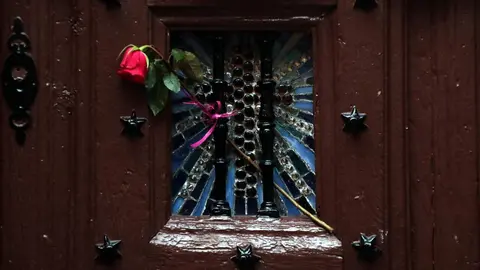 El presidente de las Cortes de Castilla y León en funciones, Carlos Pollán, el alcalde de la capital, José Antonio Diez, y el consejero en funciones de Medio Ambiente, Vivienda y Ordenación del Territorio, Juan Carlos Suárez-Quiñones, asisten a la procesión del Viernes de Dolores en León. Fotos: Peio García