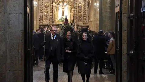 El presidente de las Cortes de Castilla y León en funciones, Carlos Pollán, el alcalde de la capital, José Antonio Diez, y el consejero en funciones de Medio Ambiente, Vivienda y Ordenación del Territorio, Juan Carlos Suárez-Quiñones, asisten a la procesión del Viernes de Dolores en León. Fotos: Peio García