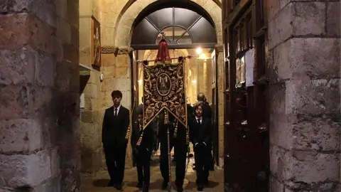 El presidente de las Cortes de Castilla y León en funciones, Carlos Pollán, el alcalde de la capital, José Antonio Diez, y el consejero en funciones de Medio Ambiente, Vivienda y Ordenación del Territorio, Juan Carlos Suárez-Quiñones, asisten a la procesión del Viernes de Dolores en León. Fotos: Peio García