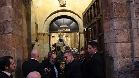 El presidente de las Cortes de Castilla y León en funciones, Carlos Pollán, el alcalde de la capital, José Antonio Diez, y el consejero en funciones de Medio Ambiente, Vivienda y Ordenación del Territorio, Juan Carlos Suárez-Quiñones, asisten a la procesión del Viernes de Dolores en León. Fotos: Peio García